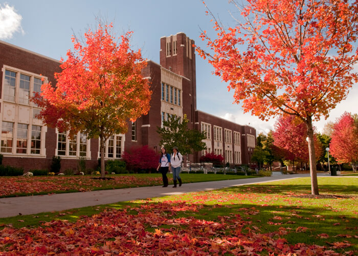 Escenas del campus en otoño, estudiantes, cq