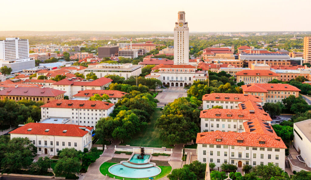 Campus de la Universidad de Texas en Austin al atardecer-descenso - vista aérea